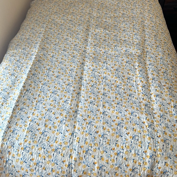 Beautiful all handmade large lap quilt. - Picture 3 of 10